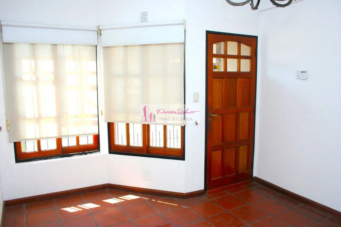 EN VENTA CASA TRIPLEX 4 AMBIENTES TAPIALES