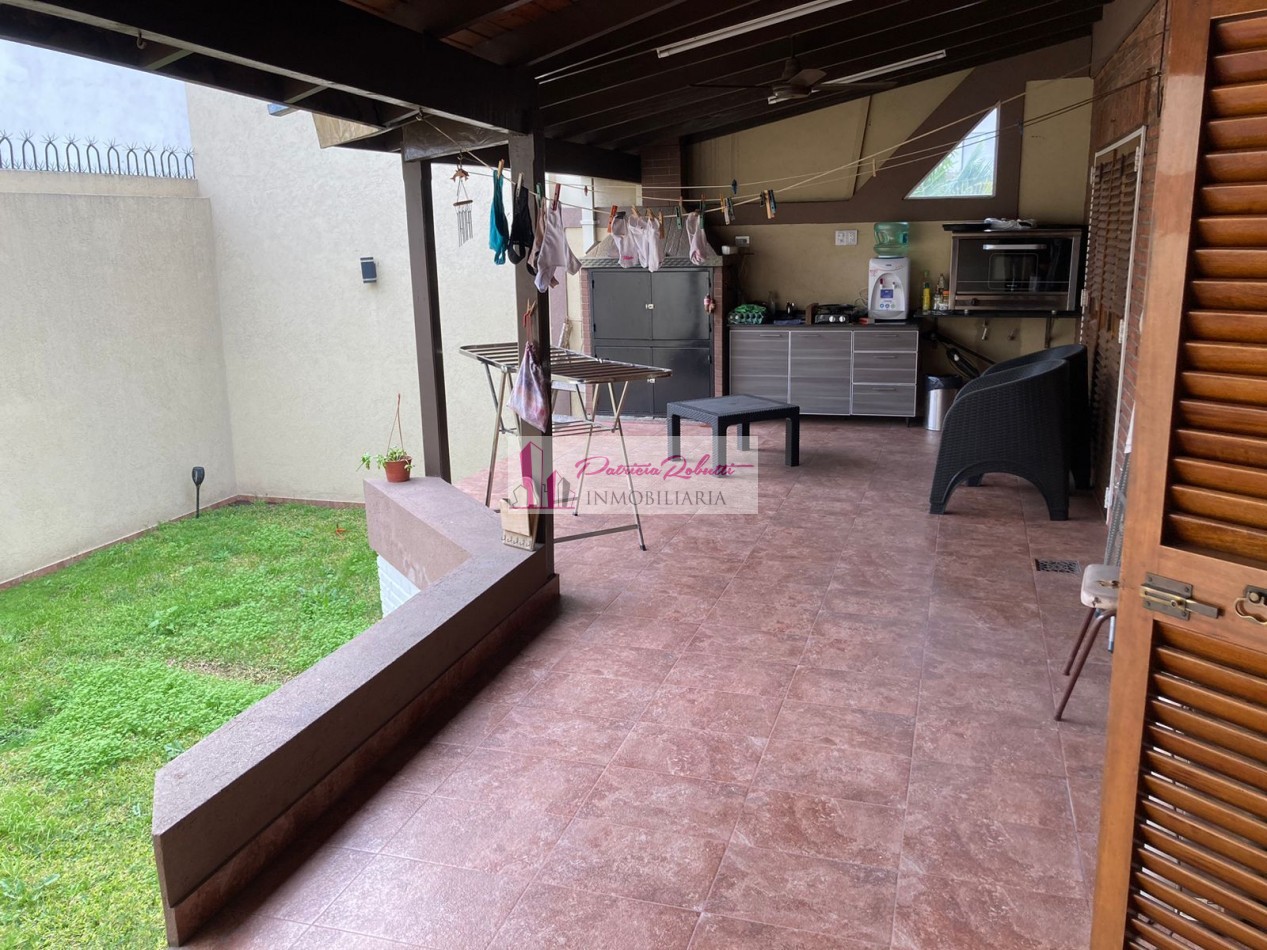 EN VENTA HERMOSA CASA 4 AMBIENTES CON GARAGE, JARDIN, QUINCHO Y PATIO SAN JUSTO