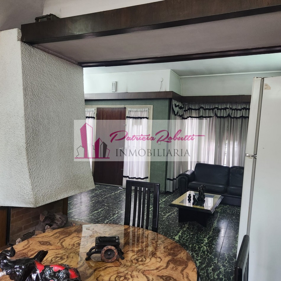 EN VENTA CASA 5 AMBIENTES CON GARAGE Y PARQUE EN VILLA LUGANO- LOTE 8.66 X 31 OPORTUNIDAD!!