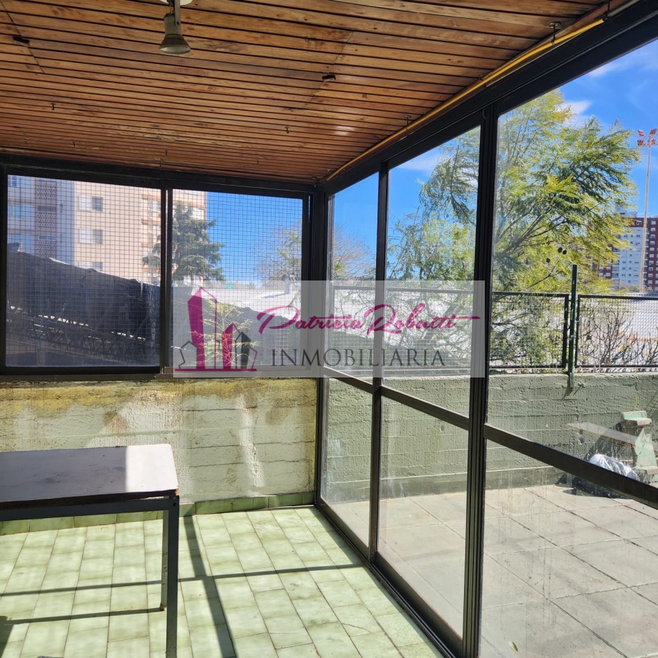 EN VENTA DEPARTAMENTO 3 AMBIENTES CON PATIO EN CENTRO COMERCIAL VILLA CELINA.