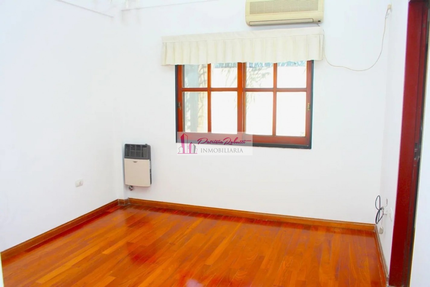 EN VENTA CASA TRIPLEX 4 AMBIENTES TAPIALES