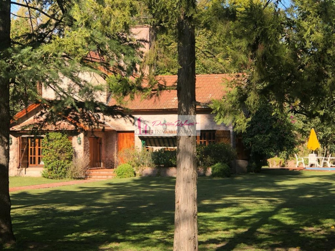 SE VENDE CASA 5 AMBIENTES CON PARQUE, PISCINA, CASA DE HUESPED GRAL. RODRIGUEZ