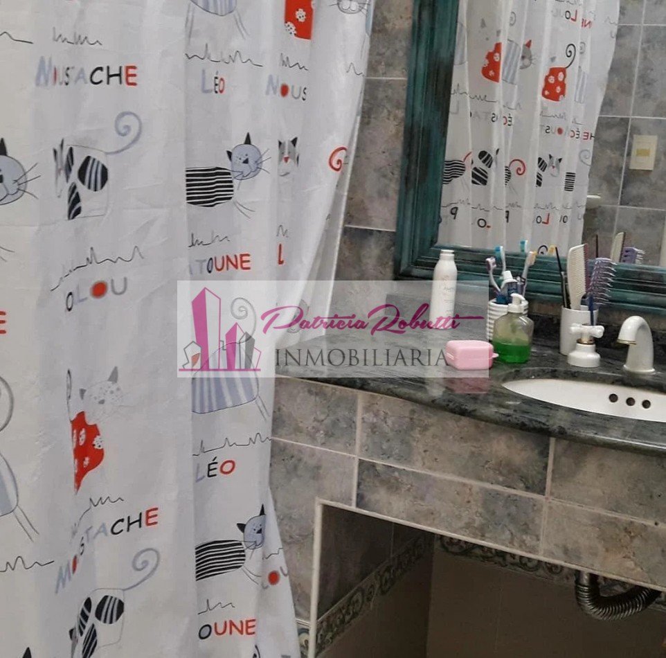 EN VENTA CASA 4 AMBIENTES EN VILLA LUGANO.