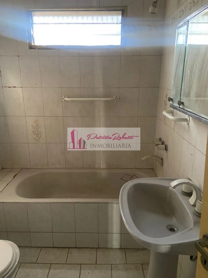 EN VENTA CASA 6 AMBIENTES A REFACCIONAR EN FLORES