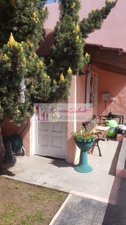 SE VENDE CASA 5 AMBIENTES CON PARQUE Y PISCINA VILLA CELINA