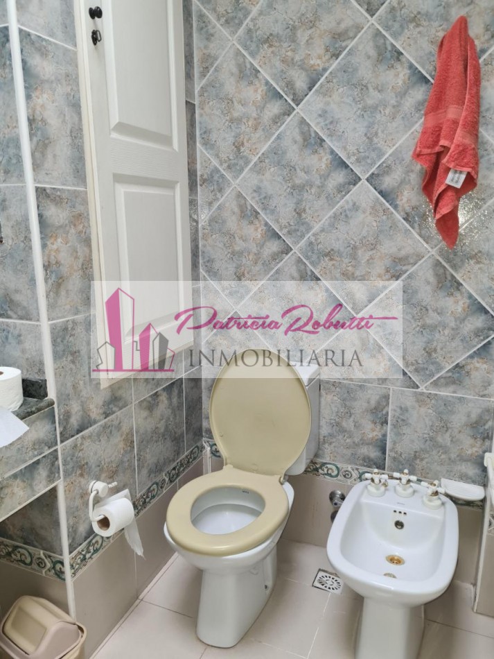 EN VENTA CASA 4 AMBIENTES EN VILLA LUGANO.