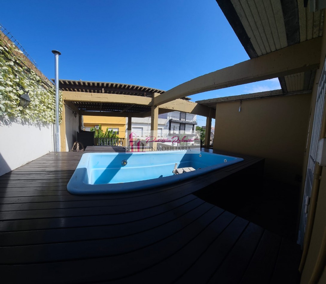 EN VENTA CASA 4 AMBIENTES CON PISCINA, PATIO, TERRAZA Y GARAGE VILLA MADERO