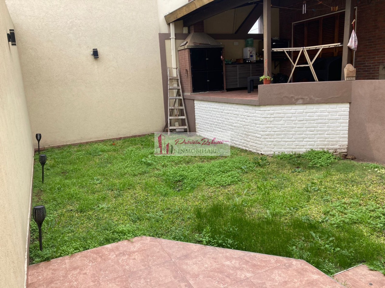 EN VENTA HERMOSA CASA 4 AMBIENTES CON GARAGE, JARDIN, QUINCHO Y PATIO SAN JUSTO