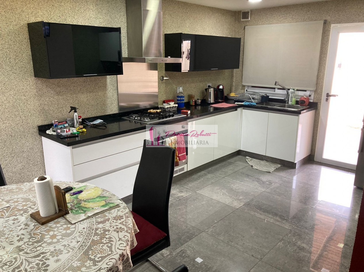 EN VENTA HERMOSA CASA 4 AMBIENTES CON GARAGE, JARDIN, QUINCHO Y PATIO SAN JUSTO