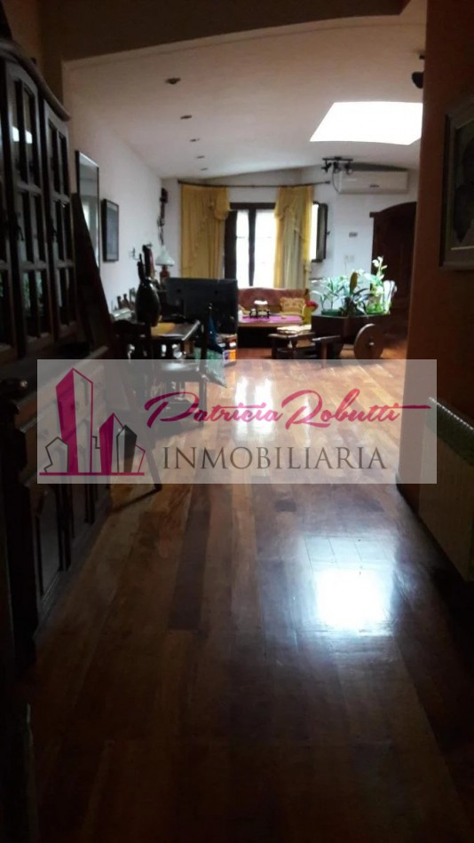EN VENTA CASA 4 AMBIENTES EN VILLA LUGANO.
