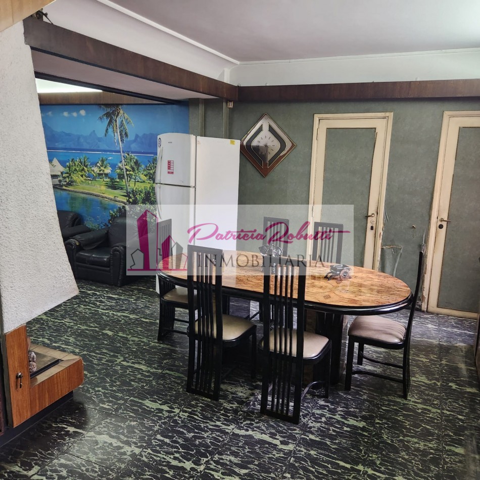 EN VENTA CASA 5 AMBIENTES CON GARAGE Y PARQUE EN VILLA LUGANO- LOTE 8.66 X 31 OPORTUNIDAD!!