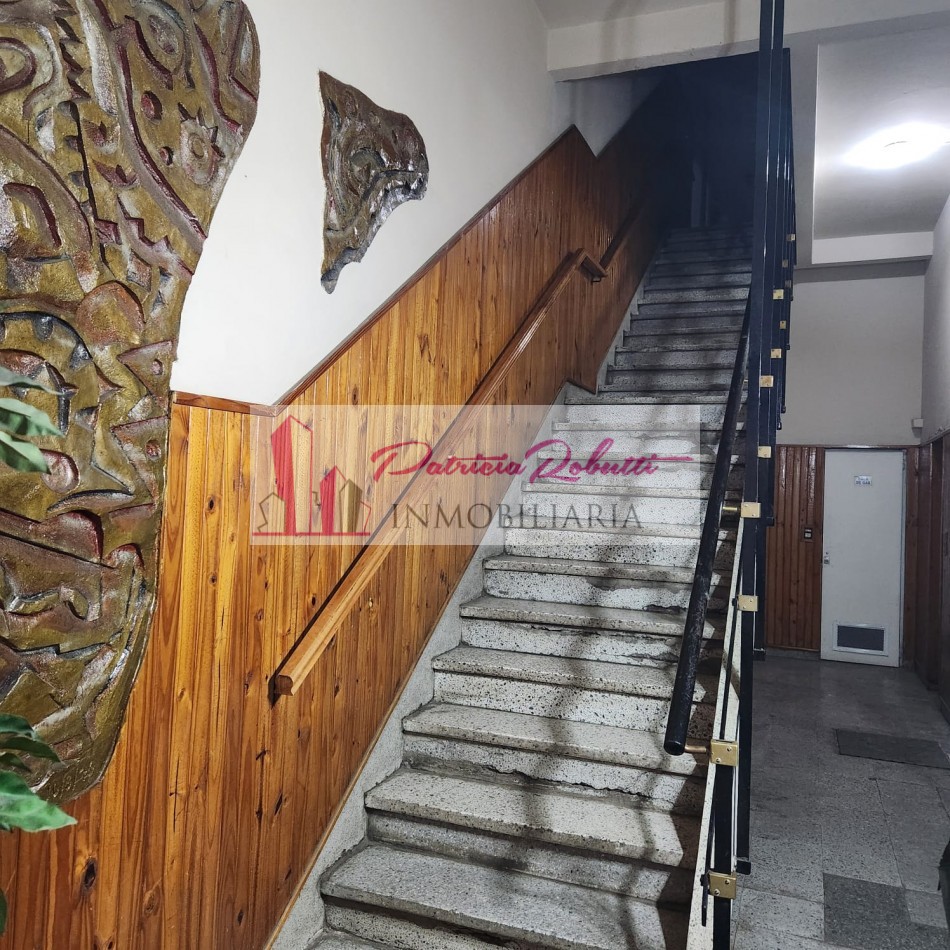 EN VENTA DEPARTAMENTO 3 AMBIENTES CON PATIO EN CENTRO COMERCIAL VILLA CELINA.