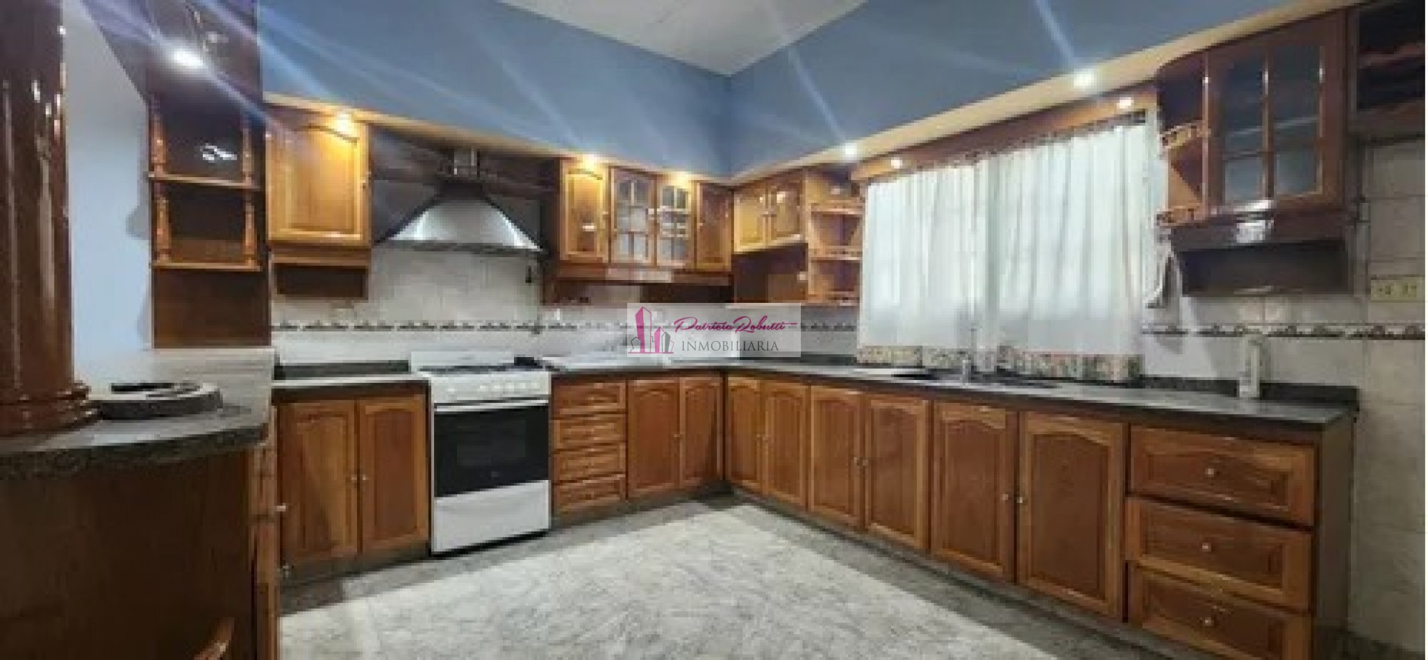SE VENDE CASA 3 AMBIENTES CON GARAGE Y PARQUE TAPIALES