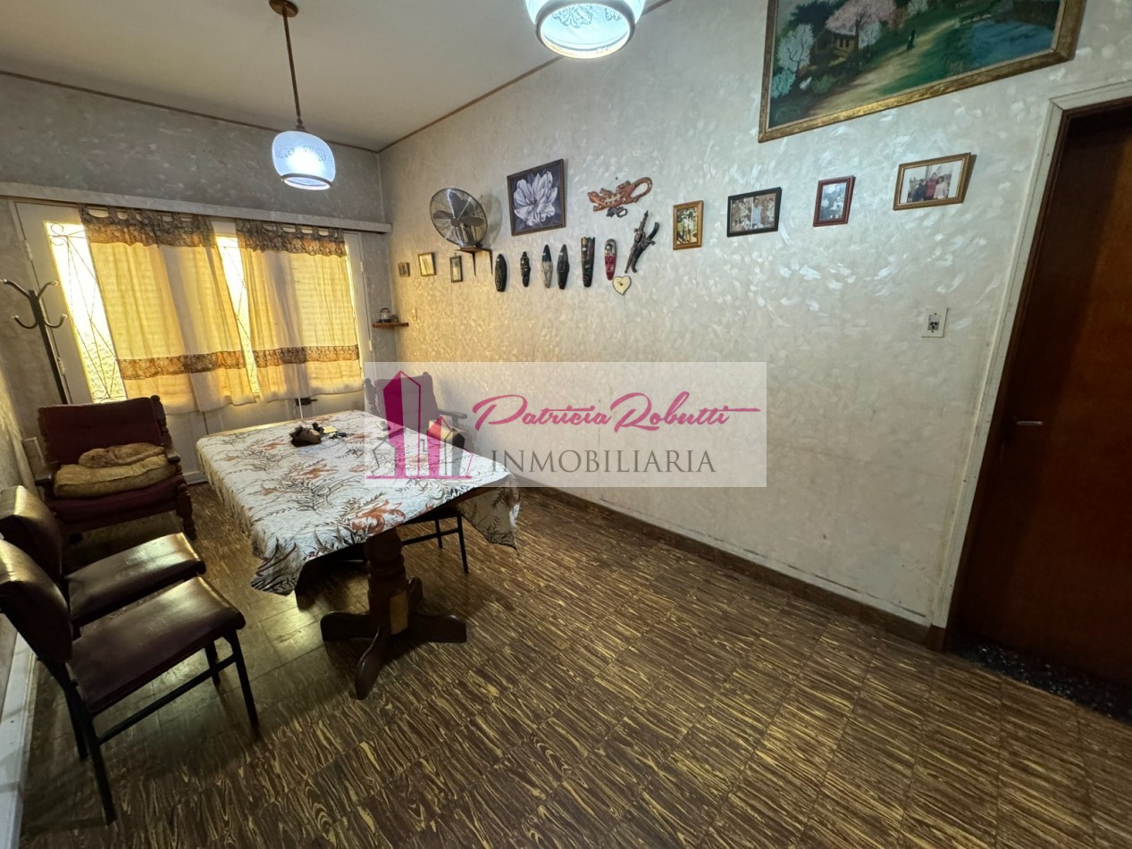 EN VENTA CASA MULTIFAMILIAR 6 AMBIENTES DISTRIBUIDA EN 2 CASAS VILLA INSUPERABLE.