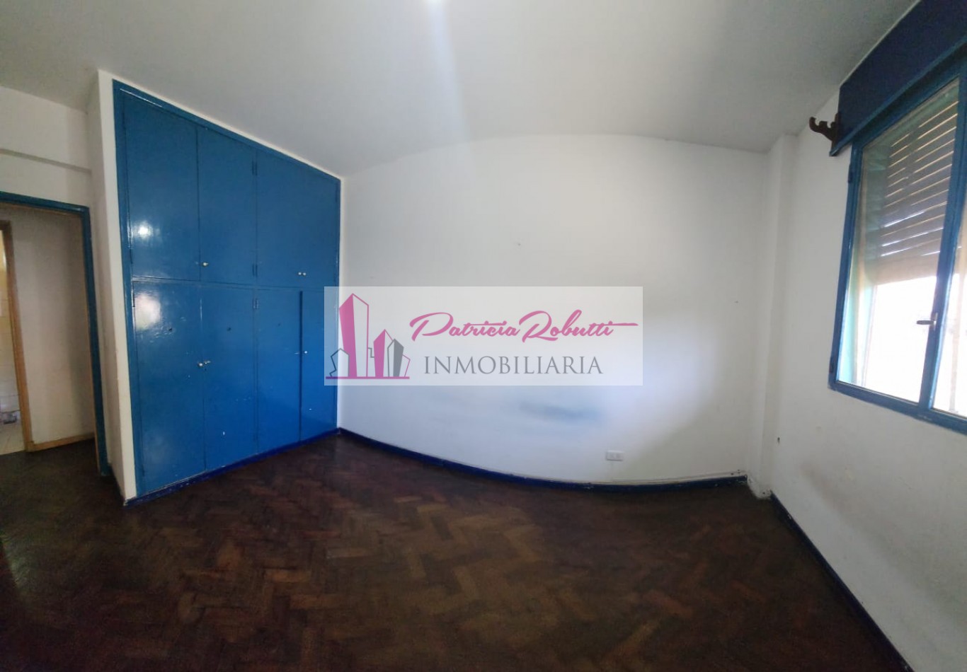 EN VENTA DEPARTAMENTO 3 AMBIENTES CON PATIO EN CENTRO COMERCIAL VILLA CELINA.