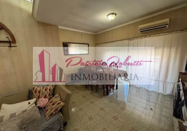 EN VENTA CASA MULTIFAMILIAR 6 AMBIENTES DISTRIBUIDA EN 2 CASAS VILLA INSUPERABLE.