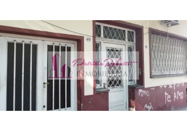 EN VENTA CASA 4 AMBIENTES EN VILLA LUGANO.
