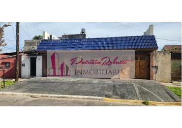 SE VENDE CASA 3 AMBIENTES CON GARAGE Y PARQUE TAPIALES  