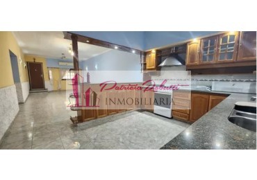 SE VENDE CASA 3 AMBIENTES CON GARAGE Y PARQUE TAPIALES  
