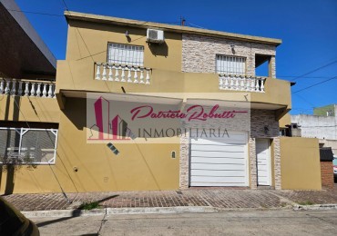 EN VENTA CASA 4 AM CON PISCINA, PATIO, TERRAZA Y GARAGE VILLA MADERO