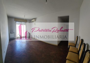 EN VENTA DEPARTAMENTO 3 AMBIENTES CON PATIO EN CENTRO COMERCIAL VILLA CELINA.