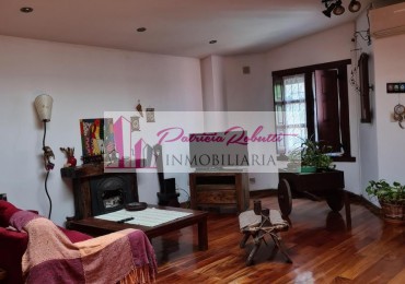 EN VENTA CASA 4 AMBIENTES EN VILLA LUGANO.