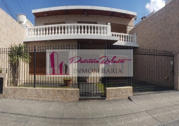 SE VENDE CASA 5 AMB CON PARQUE Y PISCINA VILLA CELINA POLO TEXTIL LOTE