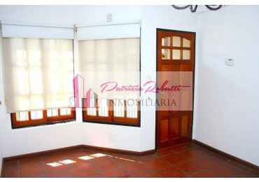 EN VENTA CASA TRIPLEX 4 AMBIENTES TAPIALES