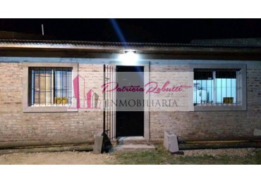 EN VENTA CASA 4 AMBIENTES CON LOTE LIBRE EN BRANDSEN